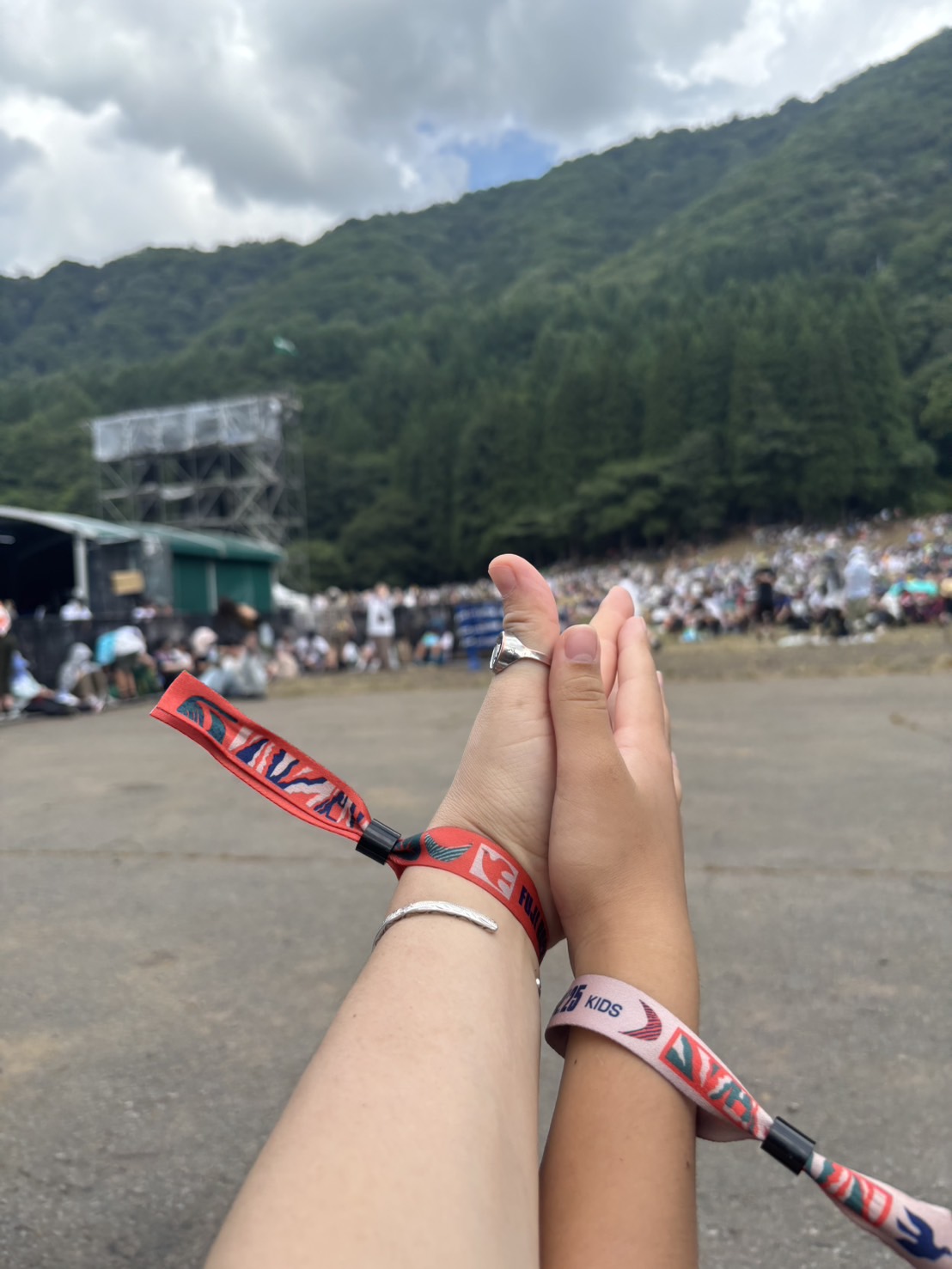 手をつなぐ